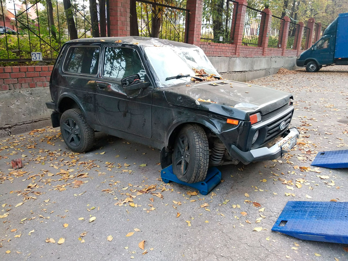 автомобиль с заблокированным рулем: погрузка на эвакуатор