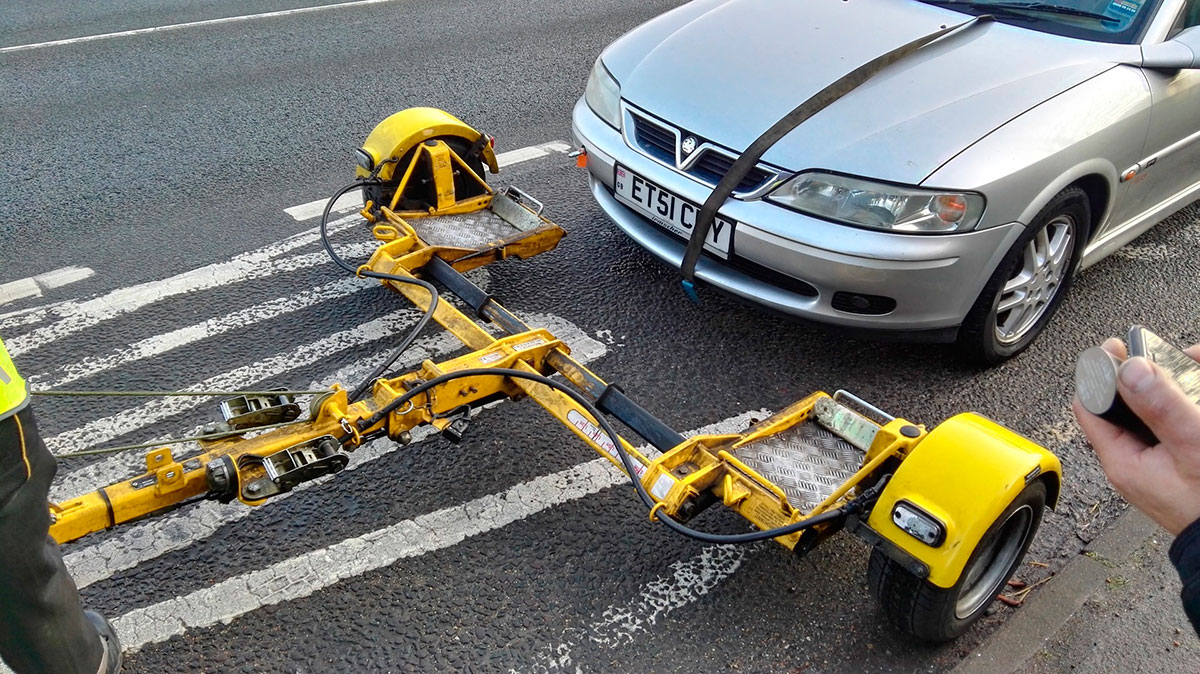 Как эвакуируют машину с заблокированным рулем